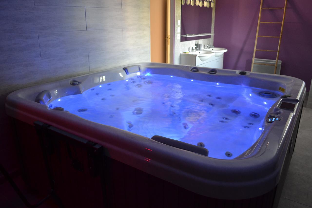 Au Coeur Du Bien-Etre, Chalet Avec Piscine Chauffee Et Couverte, Spa, Sauna, Massages Monteaux Exteriör bild